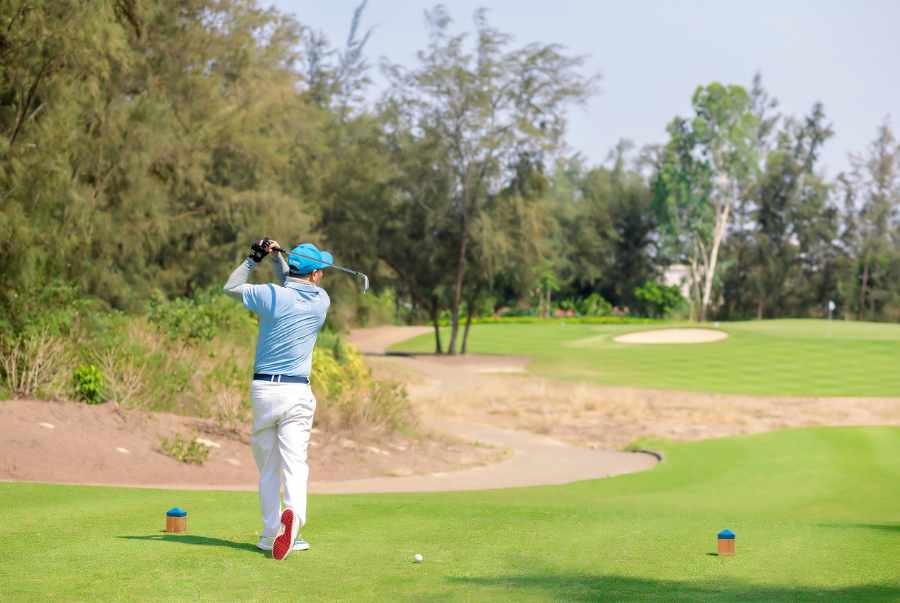 2 WAYS TO RELIEF FROM ABNORMAL COURSE CONDITIONS WITHOUT PENALTY AT HOLE 2 MONTGOMERIE LINKS
